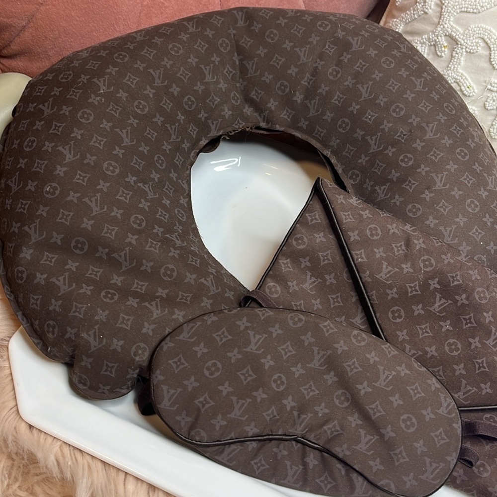 LOUIS VUITTON FLIGHT PILLOW & EYE MASK W/CASE - Picture 2 of 6